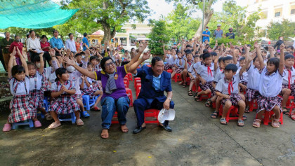 tang 400 phan qua va 50 hoc bong yeu thuong cho cac em hoc sinh tai binh dai ben tre 19